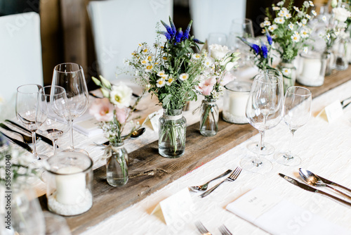 Konstfotografi Schön dekorierter Tisch bei einer Hochzeitsfeier im Restaurant mit Blumenschmuck