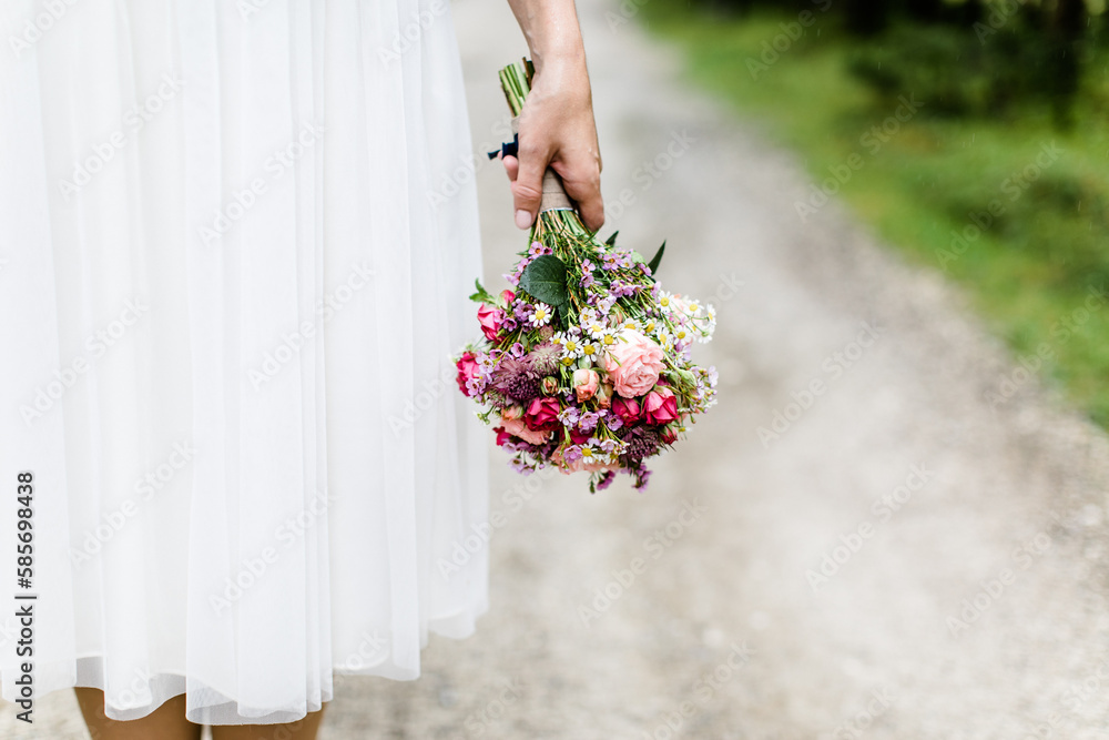 Braut im Brautkleid hält Brautstrauss bei Hochzeit Braut im Brautkleid hält Brautstrauss bei Hochzeit