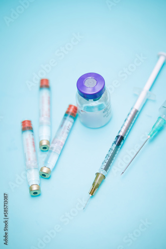 Carpool syringe for local dental anesthesia with disposable needles