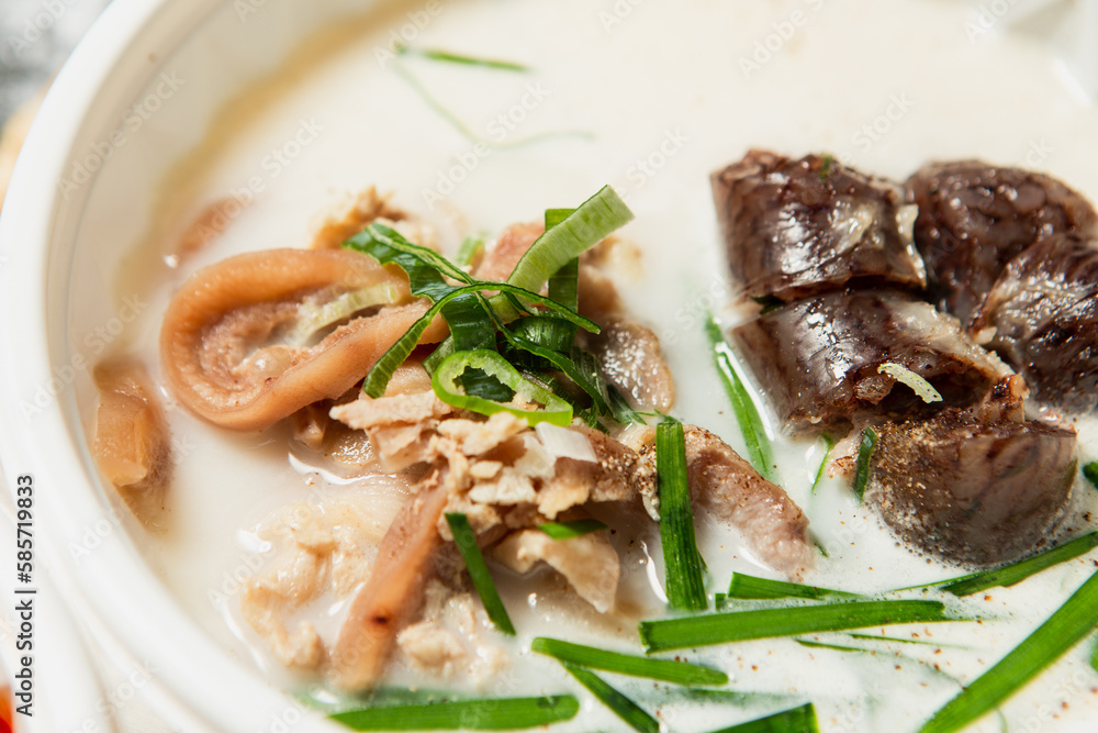 A dish made by boiling meat, tofu, bean sprouts, green onions, seonji, vermicelli, shiitake mushrooms, etc. in a pig's intestines, seasoning them, tying both ends together, and boiling it.