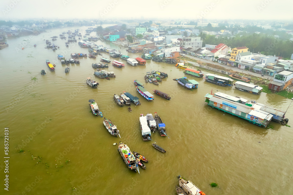 Obraz premium Cai Rang floating market, Can Tho, Vietnam, aerial view. Cai Rang is famous market in mekong delta, Vietnam.