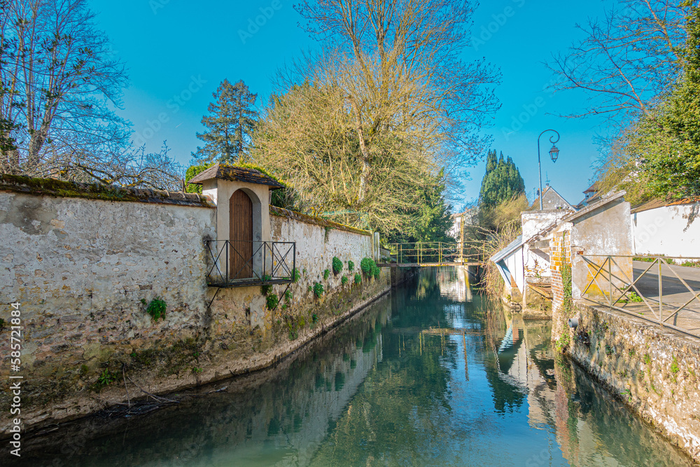 Street view of Crecy-la-Chapelle in France