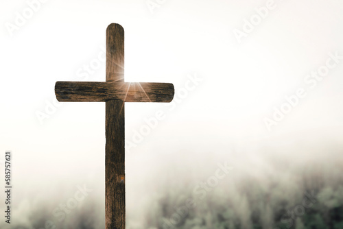 Φωτογραφία Easter cross on the dawn background