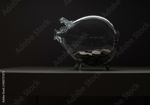 Skarbonka świnka, przeźroczysta, szklana z monetami 5 zł