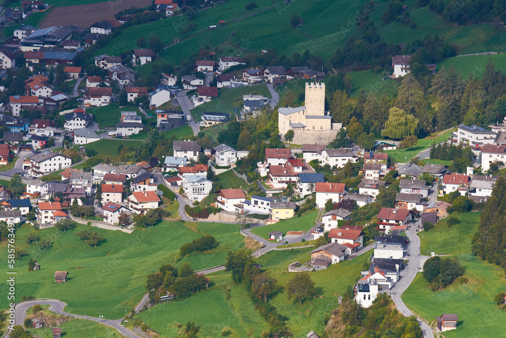Blick auf Fließ in Österreich von der Piller Höhe aus
Blick auf Fließ in Österreich von der Piller Höhe aus