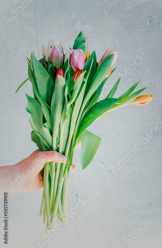 Blumen in der Hand