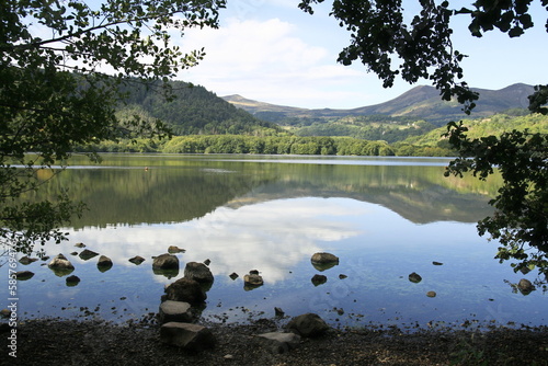 Le lac Chambon est un lac volcanique, situé dans le Puy-de-Dôme, au coeur du Parc des volcans d'Auvergne, entre le massif du Sancy et la réserve naturelle Nationale de la Vallée de Chaudefour  photo