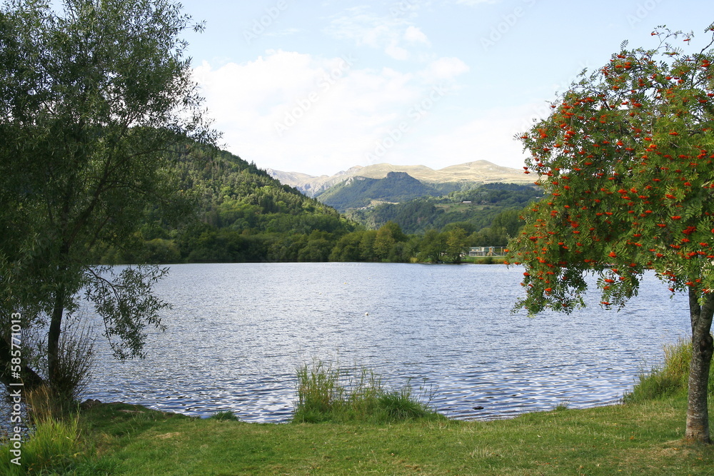 Naklejka premium Le lac Chambon est un lac volcanique, situé dans le Puy-de-Dôme, au coeur du Parc des volcans d'Auvergne, entre le massif du Sancy et la réserve naturelle Nationale de la Vallée de Chaudefour