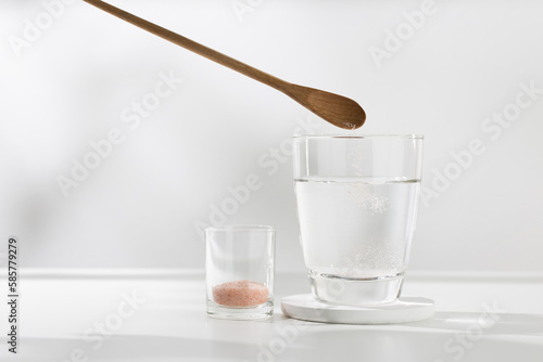 Bild auf Leinwand Mix pink himalayan mineral salt to your drinking water for health