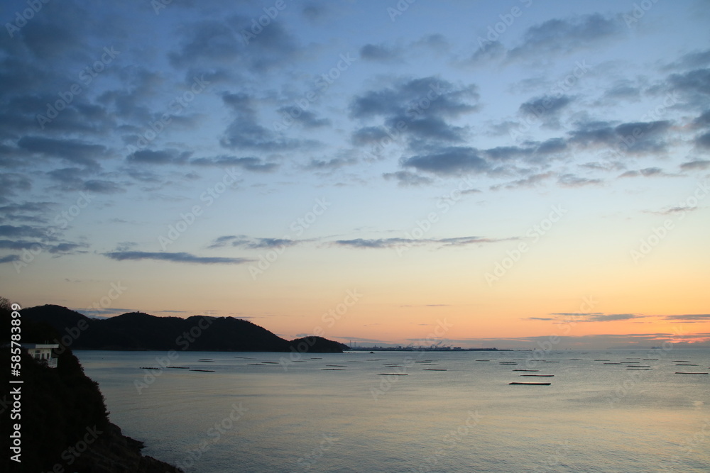 兵庫県たつの市御津町室津から見た牡蠣筏並ぶ播磨灘の夜明け前の風景