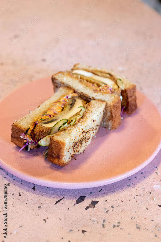 Sandwich de portobello a base de plantas, comida vegana y cole slaw Sandwich de portobello a base de plantas, comida vegana y cole slaw