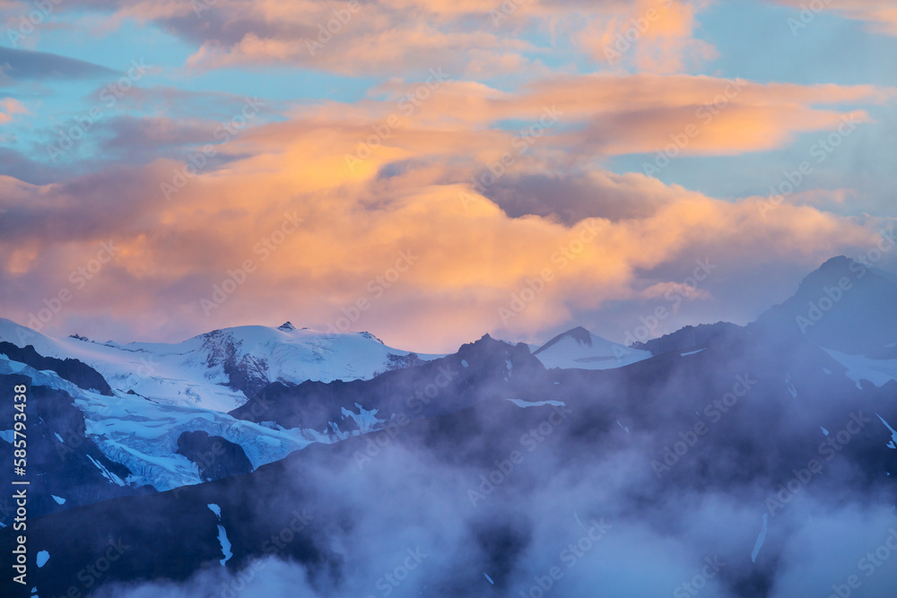 Naklejka premium Mountains on sunset