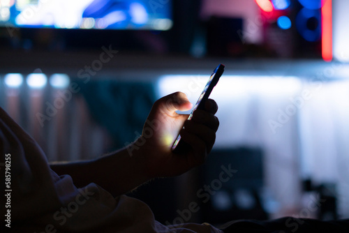Bilde på lerret person holding smartphone and scrolling on web page at night
