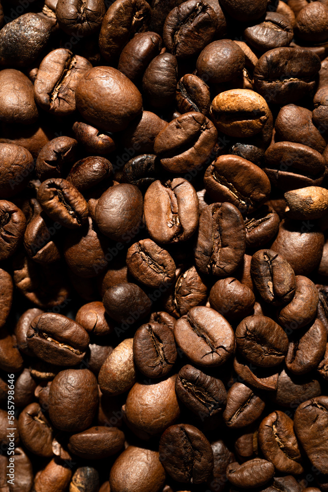 średnio palone ziarna kawy arabica, kawa ziarnista w powiększeniu tło, medium roasted arabica coffee beans, seamless endless pattern of coffee beans background - obrazy, fototapety, plakaty 