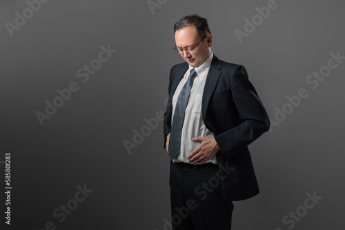 お腹を気にする中年男性