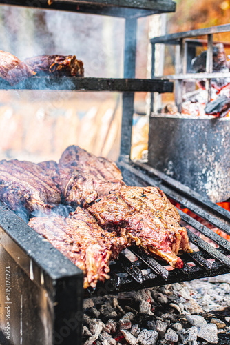 Carne bovina assada na brasa com parrilla