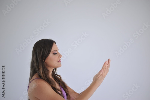 mulher em pose de agradecimento e oração 
