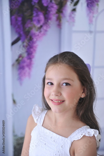 Free Download menina feliz encantadora com vestido da moda em fundo romântico com flores  - GFXLoad