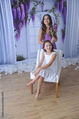 mãe e filha se abraçam em um retrato para o dia das mães em  casa como uma família feliz, Sorria, mamãe e abrace a mulher adora abraçar uma menina ou criança e aproveitar o tempo de qualidade photo