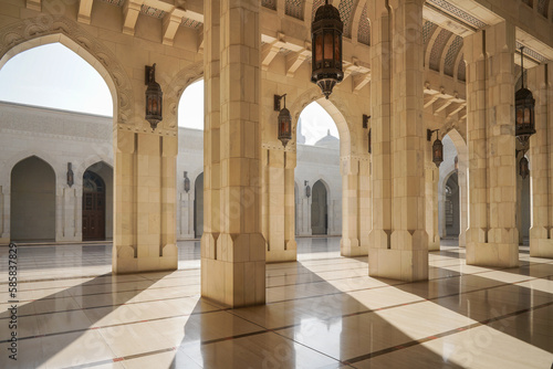 Innenhof der Gro  en Sultan Qabus Moschee von Muscat im Sultanat von Oman.