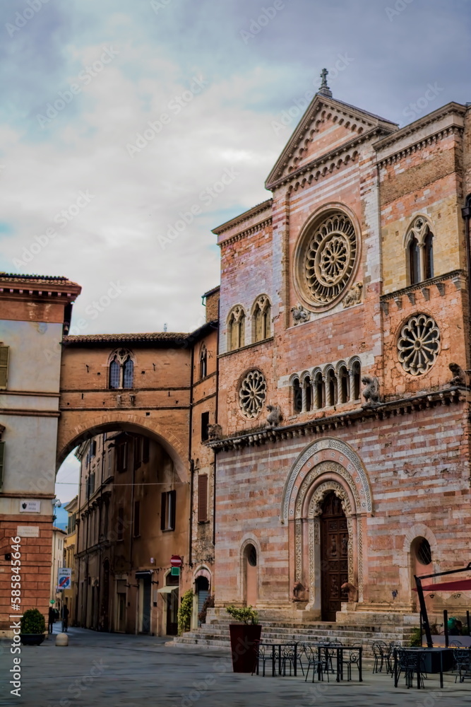 Obraz premium foligno, italien - san feliciano mit torbogen