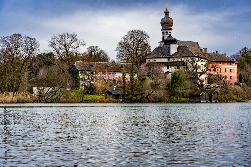 Kloster Höglwörth in Bayern im Frühling