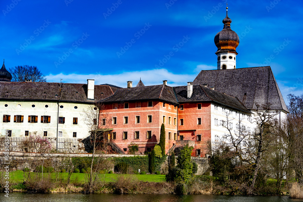 Kloster Höglwörth in Bayern im Frühling