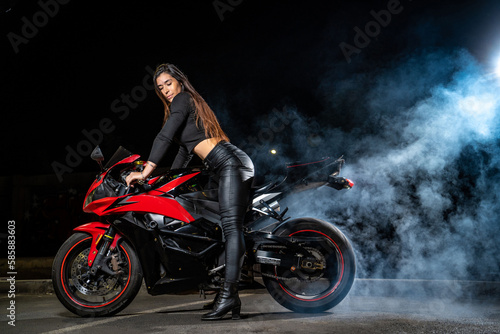 Fototapeta Naklejka Na Ścianę i Meble -  mujer en moto de velocidad