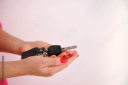 mão segurando chave do carro  photo
