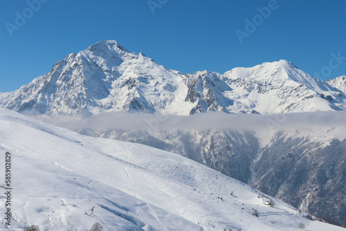 Occitanie - Hautes Pyrénées - Peyragudes - Vue sur les sommets enneigés