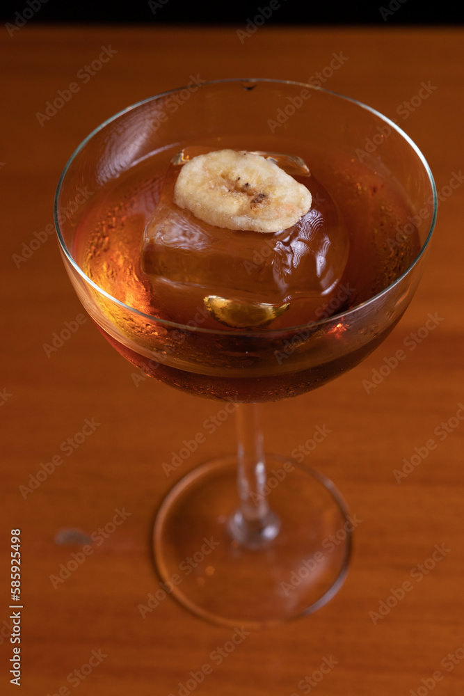 Wiskey con canela y banana deshidratada Wiskey con canela y banana deshidratada