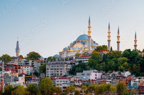 Turquía es un país diverso y fascinante con una rica historia y cultura, y estas imágenes de archivo ofrecen una visión general de sus impresionantes paisajes, sitios históricos y vida cotidiana. Desd © David