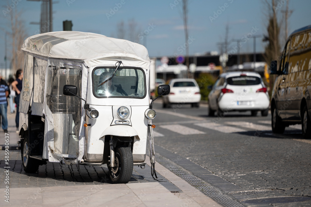 Obraz premium cars and tuktuk on the street