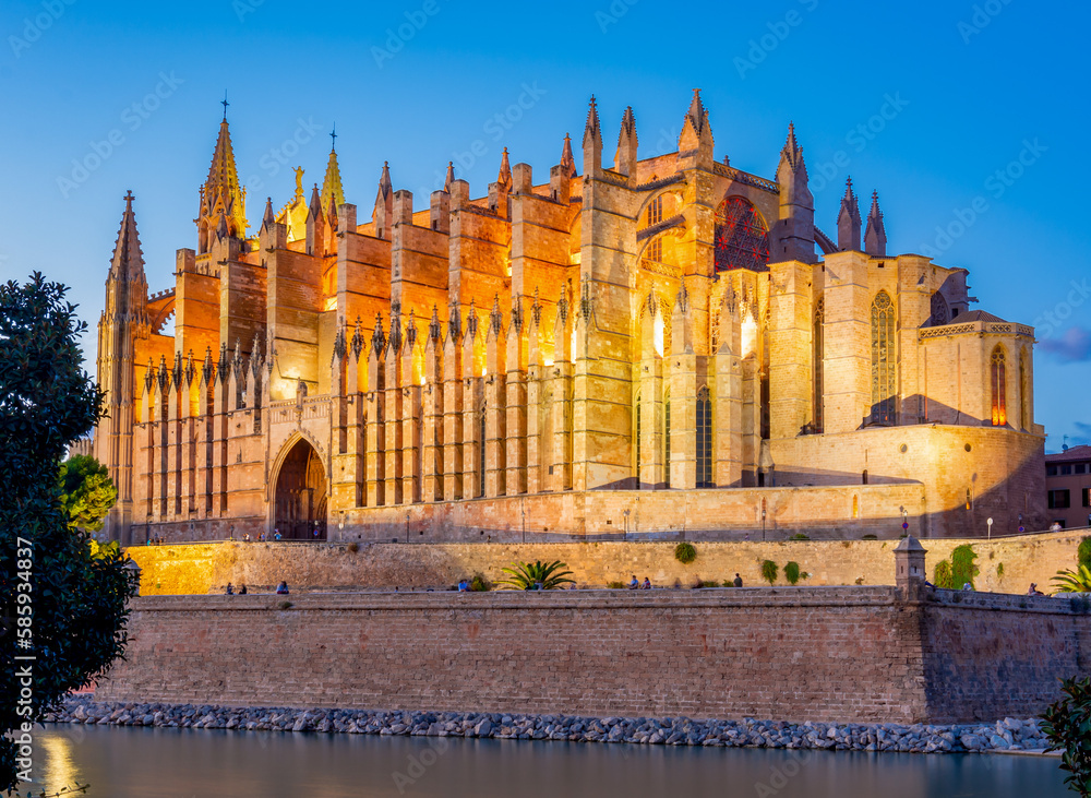 Obraz premium Cathedral of Santa Maria of Palma (La Seu) at sunset, Palma de Mallorca, Spain