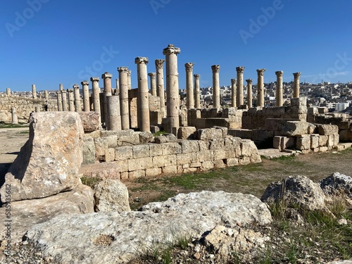 Säulenreihe in der antiken Stadt Jerasch (Jordanien)