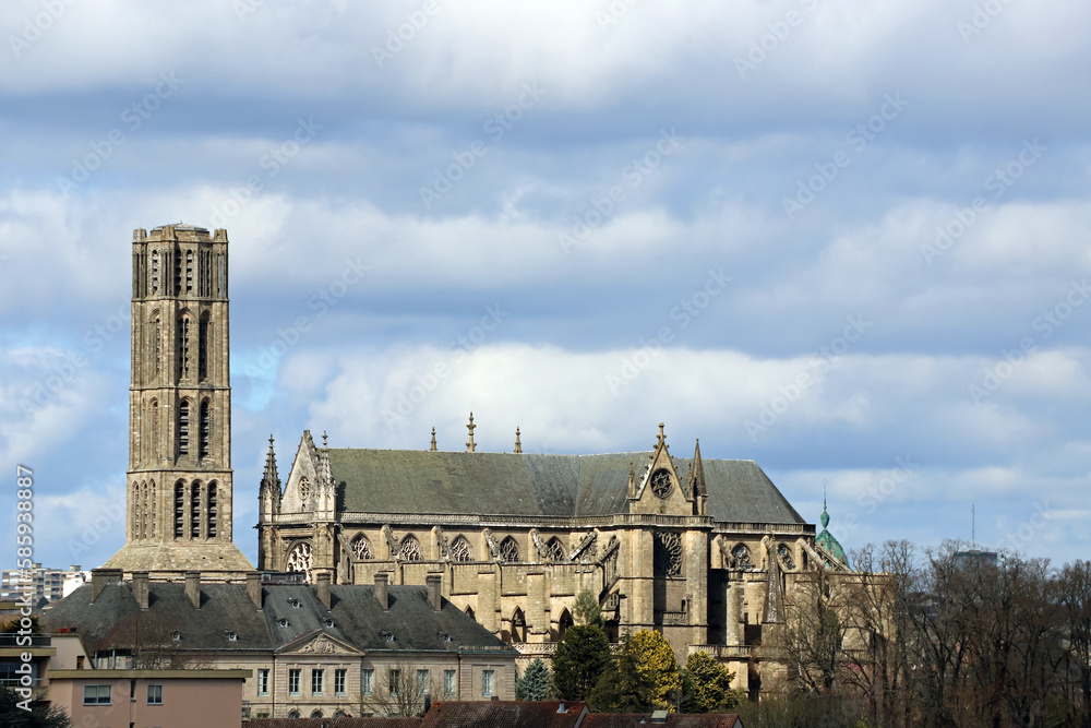 Vue sur la Cathédrale Saint-Étienne à Limoges