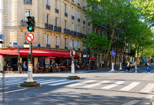 Fototapeta Naklejka Na Ścianę i Meble -  Cozy street with tables of cafe  in Paris, France. Cityscape of Paris. Architecture and landmarks of Paris