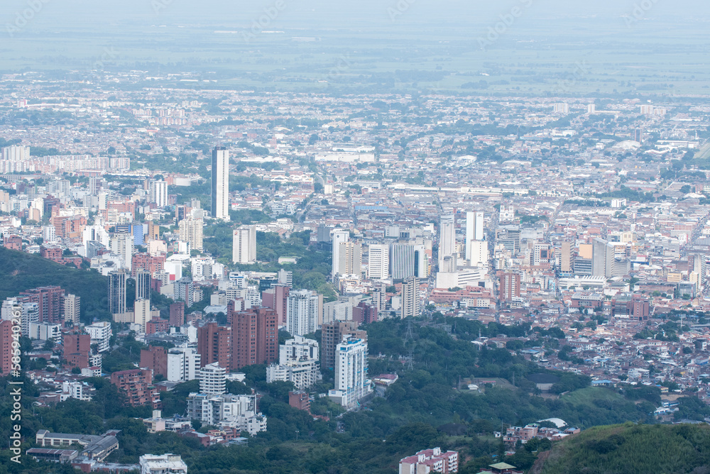 Stadtpanorama von Cali mit Draufsicht von Cristo Rey Statue in Kolumbien