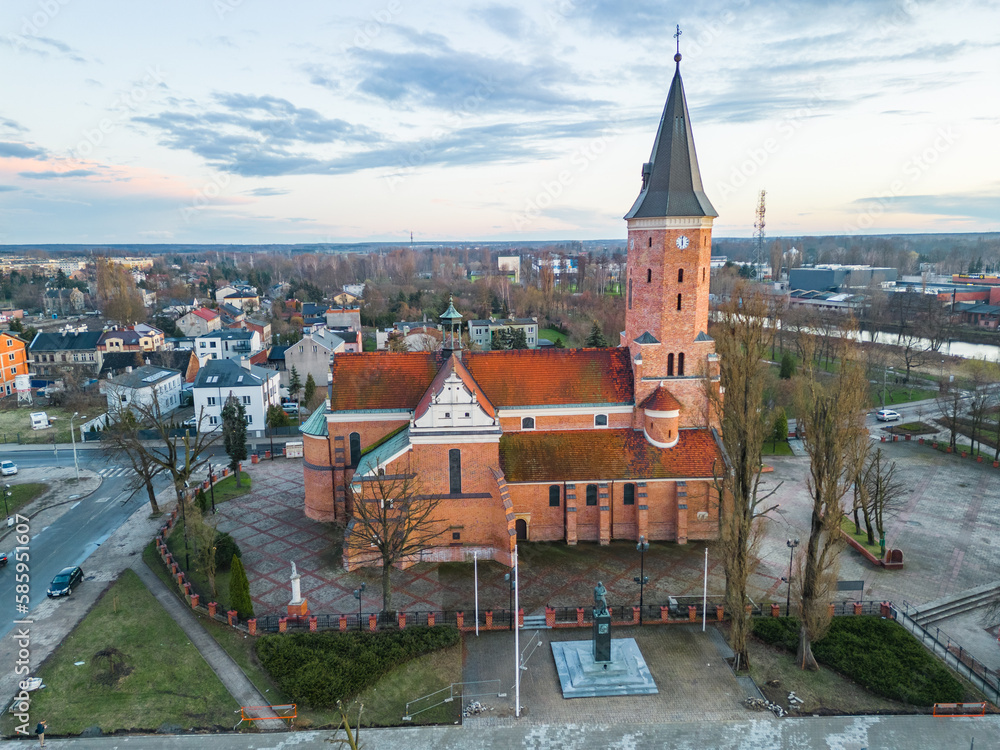 Obraz premium Kościół św. Mateusza Apostoła i Ewangelisty i św. Wawrzyńca Męczennika - Pabianice