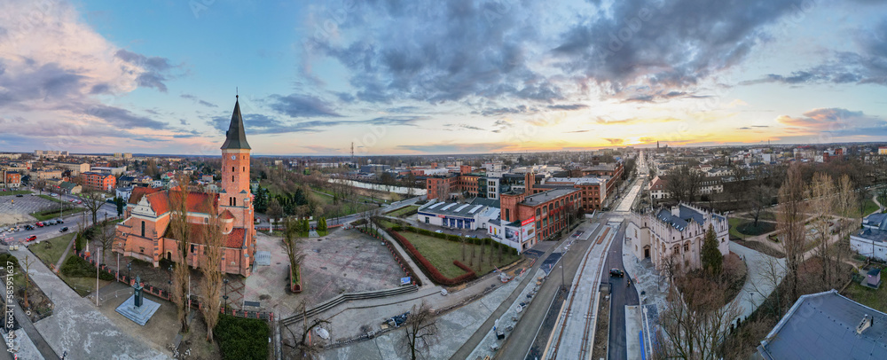 Obraz premium Kościół św. Mateusza Apostoła i Ewangelisty i św. Wawrzyńca Męczennika - Pabianice