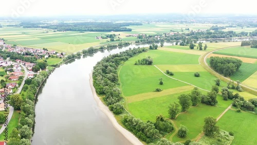 Luftbild, Drohnenvideo der Flussschleife bei Osterhofen mit Blick auf die Donau bei Mühlham. Osterhofen, Deggendorf, Niederbayern, Bayern, Deutschland. photo