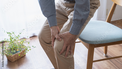 Fotografia 膝が痛む男性｜関節痛イメージ