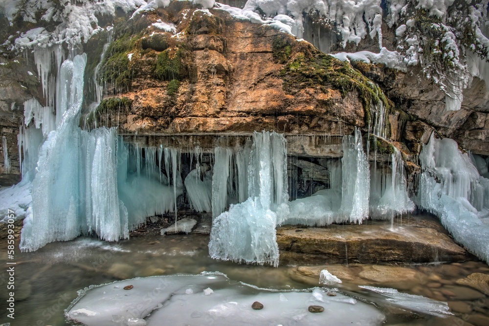 Fototapeta premium Closeup shot of Johnston Canyon in winter in Jasper, Canada