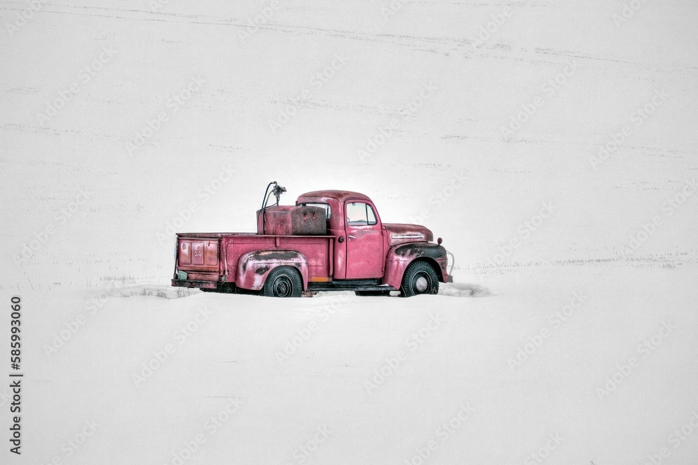 Obraz premium Closeup shot of a stranded truck in the snow in Washington, USA