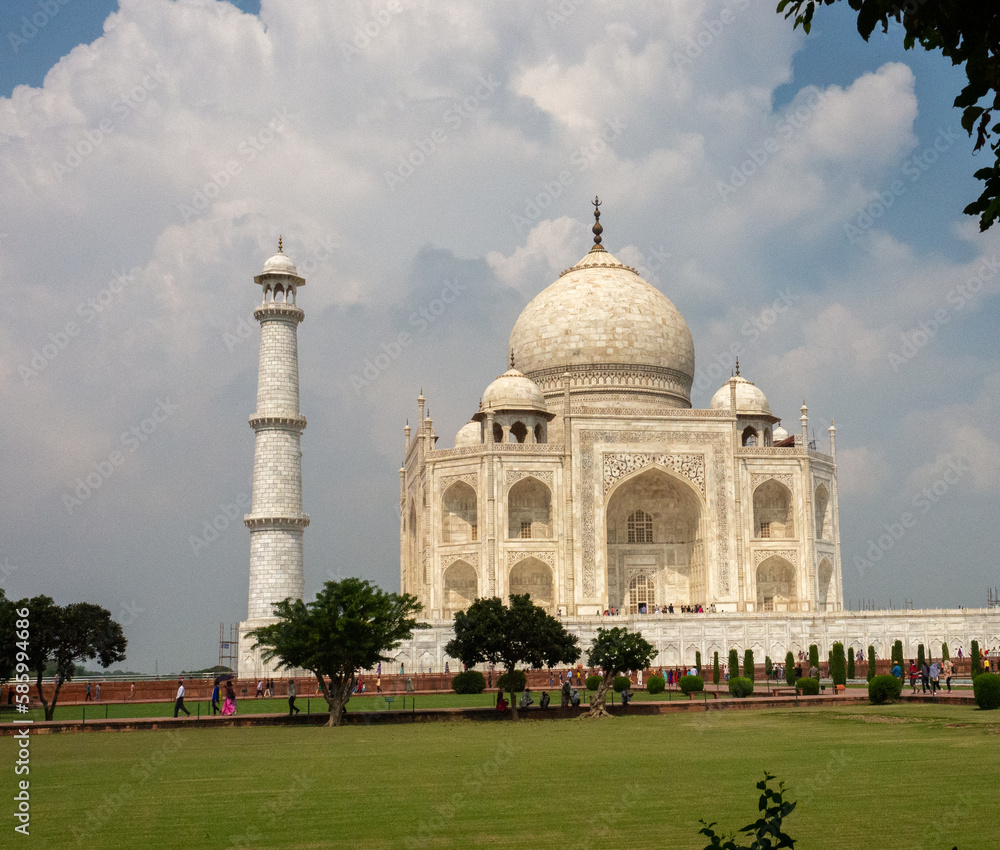 Obraz premium Taj Mahal against a cloudy sky in Agra, India