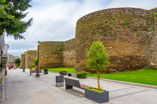 Obraz na plátně Roman wall circumventing the old town of Lugo, Spain