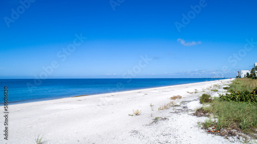 Fototapeta Naklejka Na Ścianę i Meble -  Clear Sky on White Sand Beach with Deep Blue Water on a Beach in Florida