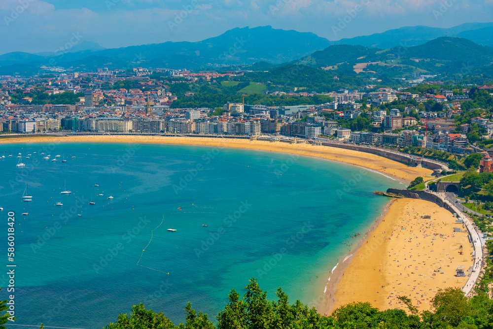 Fototapeta premium Hotels behind La Concha beach in San Sebastian, Spain