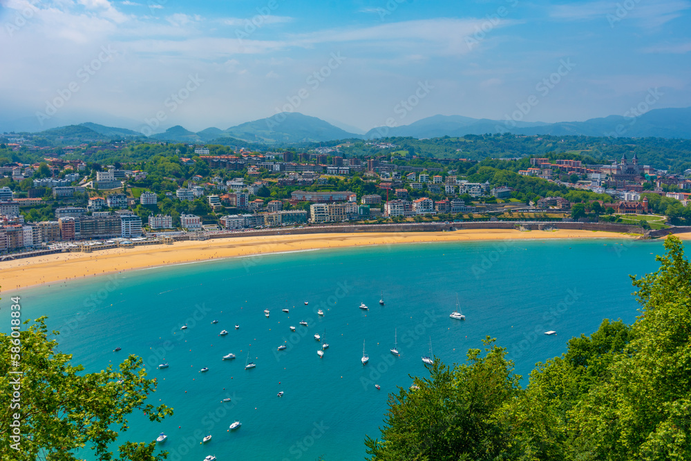 Obraz premium Hotels behind La Concha beach in San Sebastian, Spain