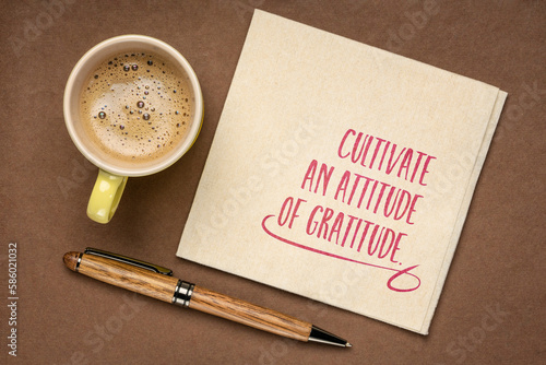 Φωτογραφία cultivate an attitude of  gratitude - inspirational handwriting on a napkin with